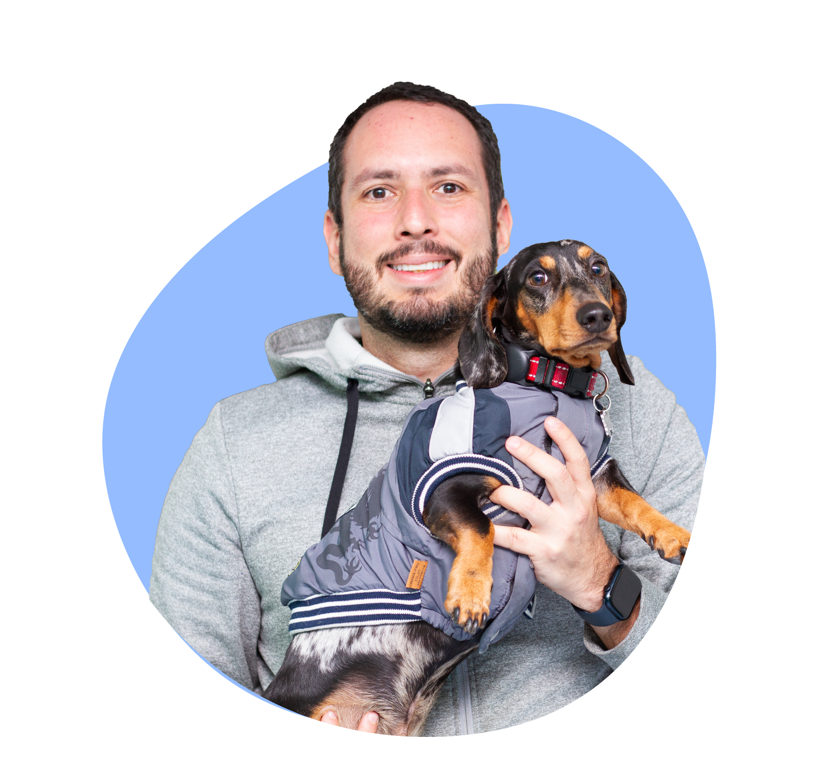 Hombre sonriente sostiene a su perro en un centro veterinario Bivett