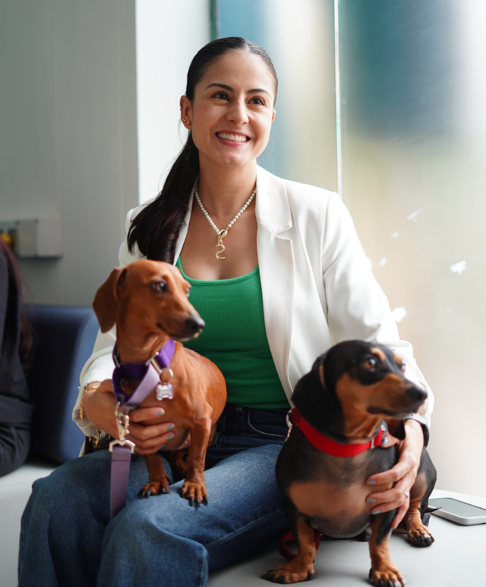 Cuidador con su perro en la sala de espera de la sede Industriales